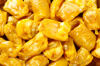 碟子里装着盐焗鸡脚筋