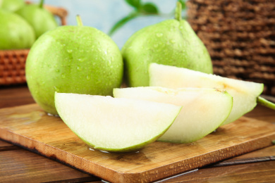 木底上放着青皮梨 早酥梨