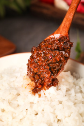 勺子上放着拌饭酱