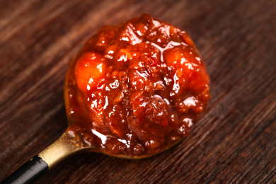 勺子上放着上面酱