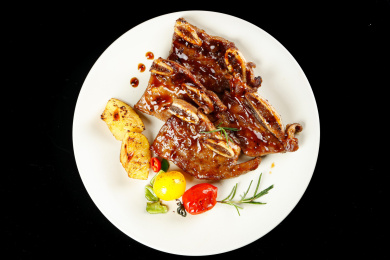 盘子里装着煎牛仔骨