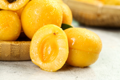 白底上摆放着小白杏