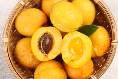 篮子里装着新鲜小白杏