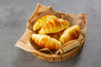 松软色泽诱人的牛角包