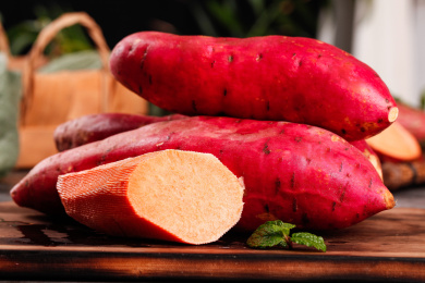 木底上摆放着红蜜薯