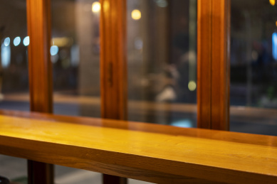 餐厅里的木制餐桌