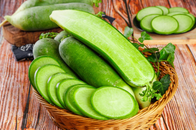 篮子里放着绿心萝卜