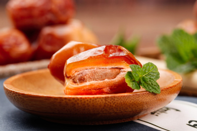 碟子里放着椰枣