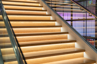 商场里的木制楼梯 不锈钢扶手