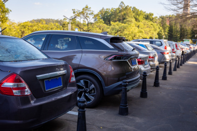 泊满车辆的停车场