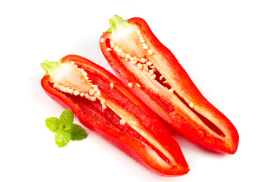 白底上放着切开的菜椒