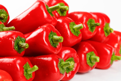 白底上堆着红辣椒