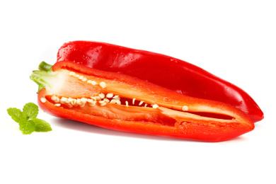 白底上放着切开的菜椒