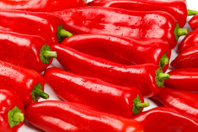 白底上堆着红辣椒