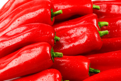 白底上堆着红辣椒