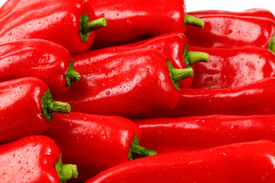 白底上堆着红辣椒