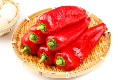 白底上的红菜椒