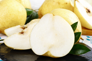 深底上的鸭嘴梨