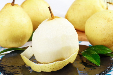 花布底上放着新鲜鸭梨