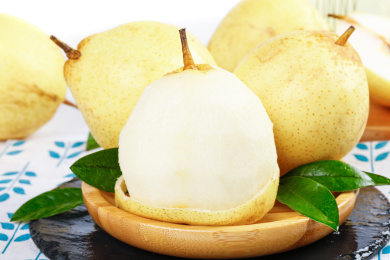 花布底上放着新鲜鸭梨