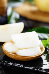 黑石板的上鸭嘴梨