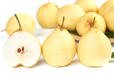 白底上摆放着鸭嘴梨