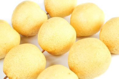 白底上摆放着鸭嘴梨