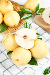 格子底上摆放着新鲜鸭梨