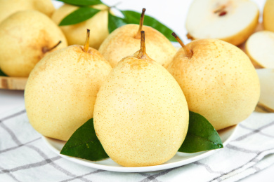 格子底上摆放着新鲜鸭梨