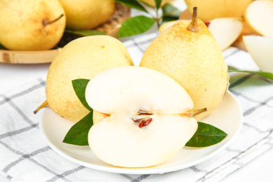 格子底上摆放着新鲜鸭梨