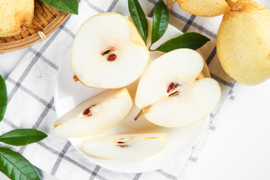 格子底上摆放着新鲜鸭梨