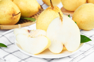 格子底上摆放着新鲜鸭梨