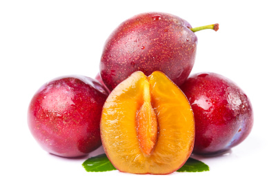 一堆美国西梅放在白底上