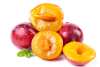 一堆美国西梅放在白底上