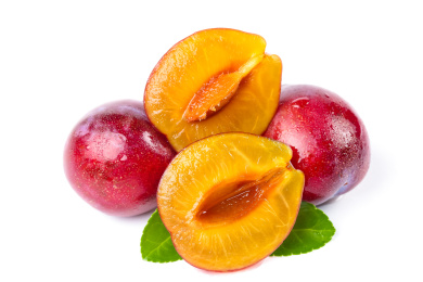 一堆美国西梅放在白底上