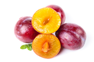 一堆美国西梅放在白底上