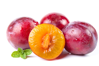 一堆美国西梅放在白底上