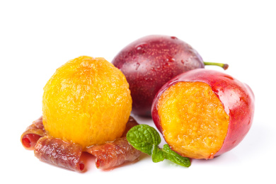 一堆美国西梅放在白底上