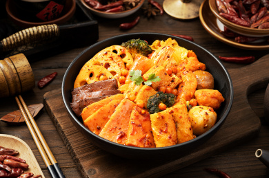 深色木板上摆放的麻辣香锅