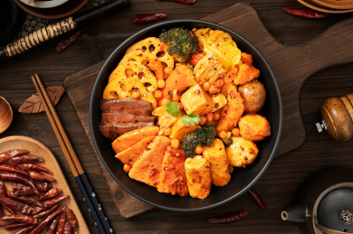 深色木板上摆放的麻辣香锅