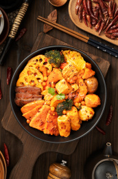 深色木板上摆放的麻辣香锅