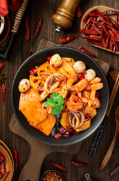 深色木板上摆放的麻辣香锅