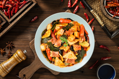 深色木板上摆放的麻辣香锅