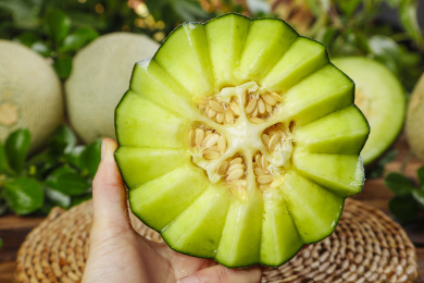 手拿切开的海南网纹蜜瓜