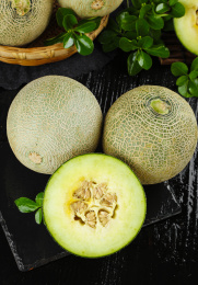 深底上放着切开的新鲜的网纹蜜瓜