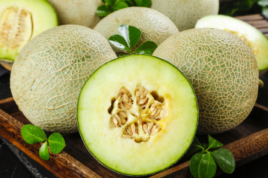 黑底上放着一盘切开的海南网纹蜜瓜