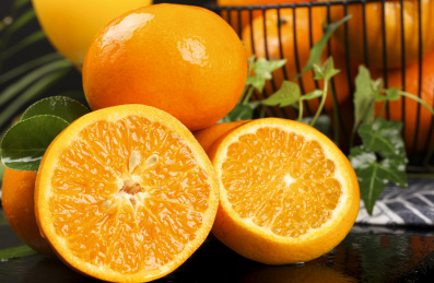 深底上放着切开的广西新鲜沃柑