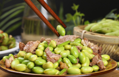 木底上放着一盘毛豆炒肉