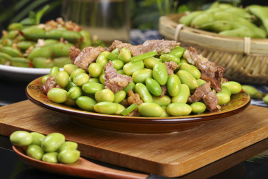 深底上放着一盘毛豆炒肉