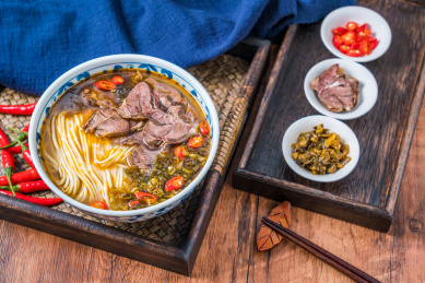 放在木桌上的老坛酸菜牛肉面
